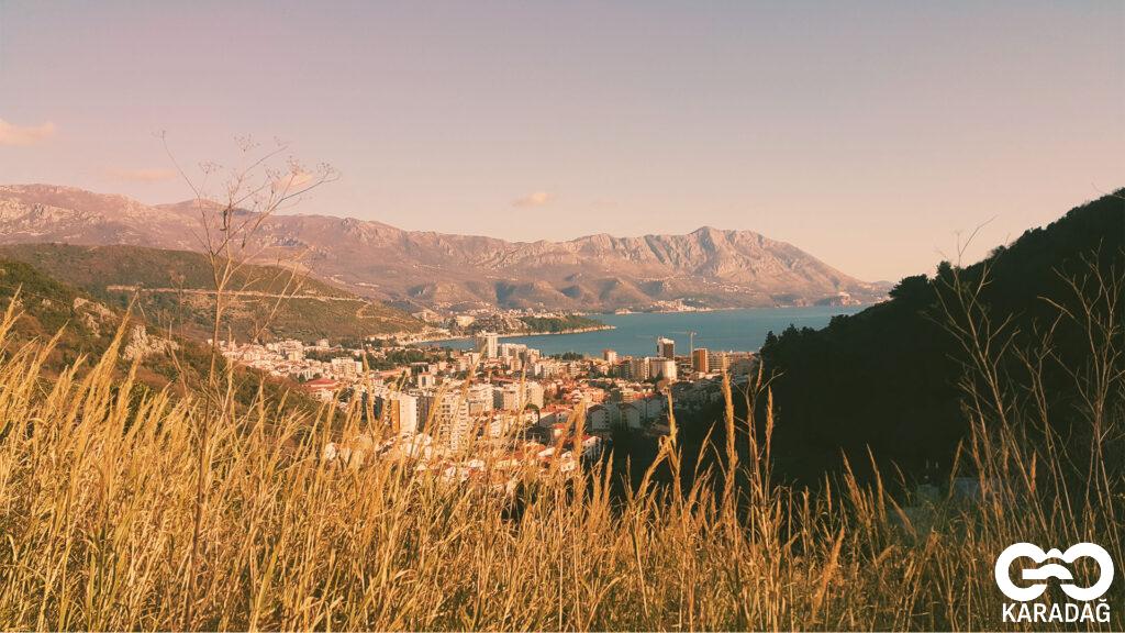 Budva'nın tepeden görünümü.